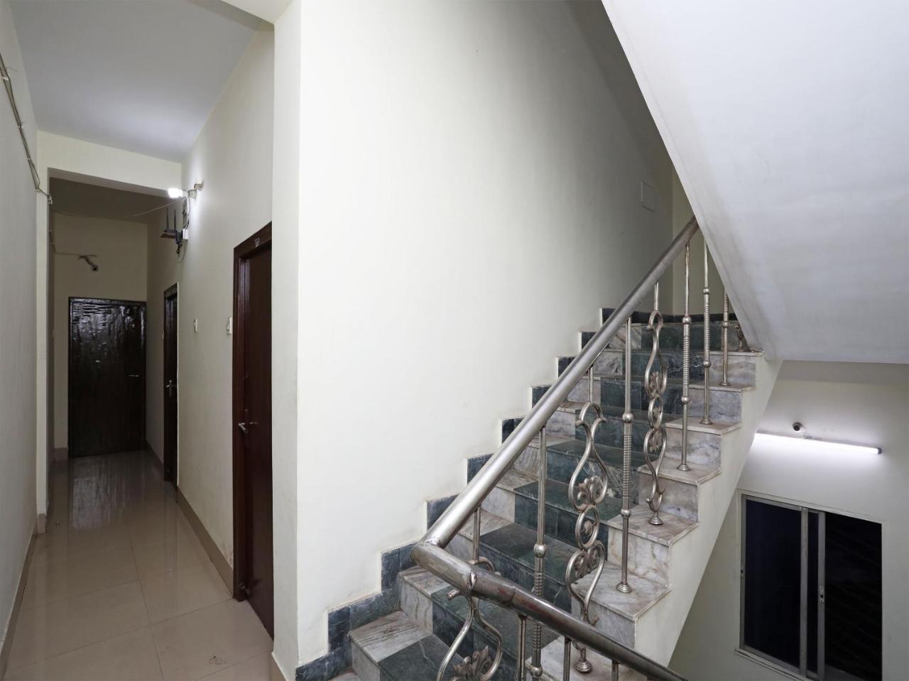 Oyo 13906 Vinita Inn Santragachi Dış mekan fotoğraf